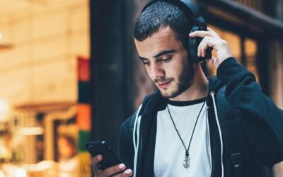 La mitad de los jóvenes utiliza cascos hasta tres horas al día: un tercio ya sufre pérdida de audici